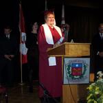 2008 - Irène Chabot, directrice de la Fondation du Collège Mathieu, adressant un mot de circonstance lors du banquet du 90eanniversaire du CM, après avoir reçu un certificat honorifique pour les services rendus au Collège Mathieu.