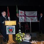 2008 - Présentation du drapeau officiel par Michel Vézina. De g à d : Michel Vézina,Henri Lépage et Réal Forest.